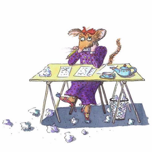 Frau Maus am Schreibtisch, kaut am Bleistift