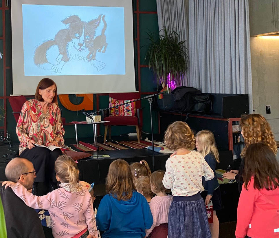Doris Lecher am Vorlesen im GLEIS